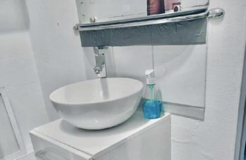 Laval House | L'Entrée des Artistes Chambre avec terrasse et salle de bain- LAVALOC