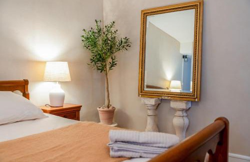 Orange Apartment | L'Escale Romaine