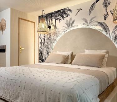 Puget-sur-Argens Apartment | L'EXTASE - LOVE ROOM - Jacuzzi privé & Terrasse - Parking et Wifi Gratuit - Elégance & Confort - Une expérience Détente et Sensuelle à votre portée ! OFFRE SPÉCIALE