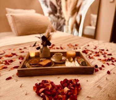 Puget-sur-Argens Apartment | L'EXTASE - LOVE ROOM - Jacuzzi privé & Terrasse - Parking et Wifi Gratuit - Elégance & Confort - Une expérience Détente et Sensuelle à votre portée ! OFFRE SPÉCIALE