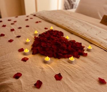 Puget-sur-Argens Apartment | L'EXTASE - LOVE ROOM - Jacuzzi privé & Terrasse - Parking et Wifi Gratuit - Elégance & Confort - Une expérience Détente et Sensuelle à votre portée ! OFFRE SPÉCIALE