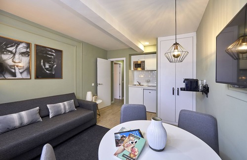 Barrio de La Latina Apartment | L&H La Latina