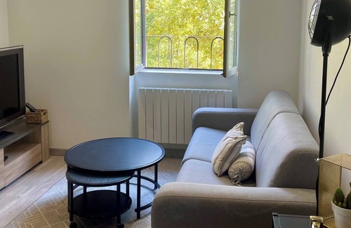 Margnolles - Rhone Apartment | L'Herbe ou Ville : Bright modern apartment downtown + Park