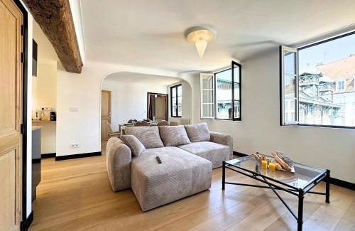 Sens Apartment | L'Iconic - By BEST KEYS - Vue Exceptionnelle Cathédrale - Terrasse Privée- Prestige en Plein Cœur de Ville - Tout à Pied - Standing Charme & Calme - Check-in Autonome - Internet WiFi Fibre offert - Smart TV - Machine à Café Nespresso