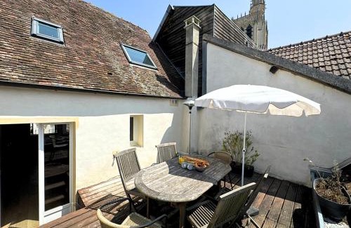 Sens Apartment | L'Iconic - By BEST KEYS - Vue Exceptionnelle Cathédrale - Terrasse Privée- Prestige en Plein Cœur de Ville - Tout à Pied - Standing Charme & Calme - Check-in Autonome - Internet WiFi Fibre offert - Smart TV - Machine à Café Nespresso