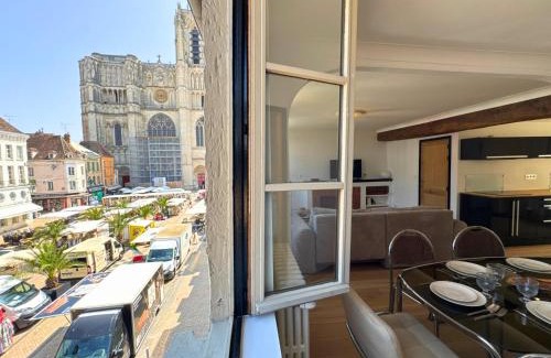 Sens Apartment | L'Iconic - By BEST KEYS - Vue Exceptionnelle Cathédrale - Terrasse Privée- Prestige en Plein Cœur de Ville - Tout à Pied - Standing Charme & Calme - Check-in Autonome - Internet WiFi Fibre offert - Smart TV - Machine à Café Nespresso