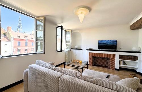 Sens Apartment | L'Iconic - By BEST KEYS - Vue Exceptionnelle Cathédrale - Terrasse Privée- Prestige en Plein Cœur de Ville - Tout à Pied - Standing Charme & Calme - Check-in Autonome - Internet WiFi Fibre offert - Smart TV - Machine à Café Nespresso