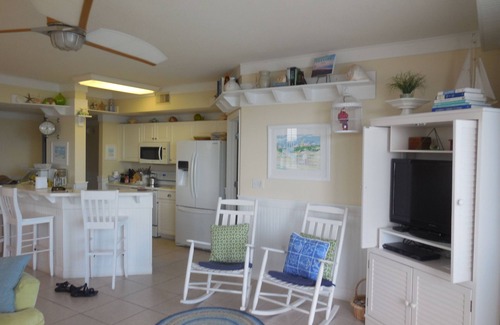 Miramar Beach Condo | L@K, Right on the water, 3Bdrm/3Ba, 5thFl, FALL BREAK available, very clean