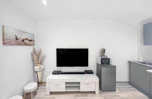 Chalons-en-Champagne Apartment | L'Oasis Champenois - Terrace, Garden, Wifi