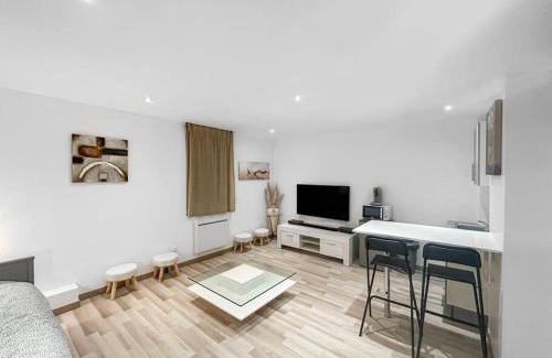 Chalons-en-Champagne Apartment | L'Oasis Champenois - Terrace, Garden, Wifi