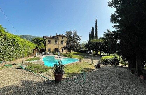 Compiobbi Apartment | L'Oleandro Apartment in villa with exclusive pool