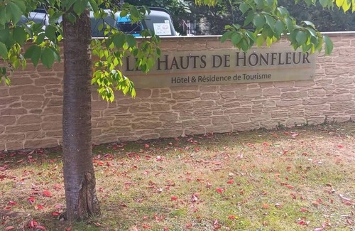 Equemauville Apartment | L, orchid