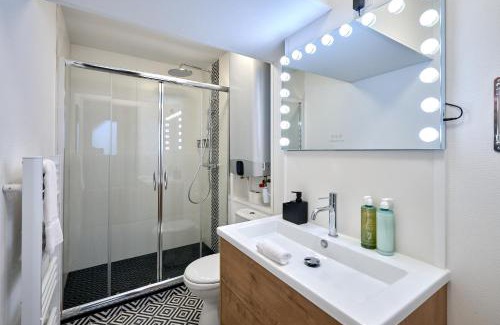 Nevers Apartment | L'Oscar, Expérience Cinema Room avec Netflix, Canal Plus, Prime Vidéo chez les M by PRIMO C0NCIERGERIE