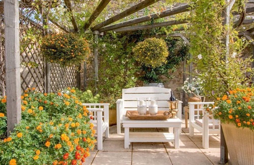 Olonzac Villa | L'Oustal Des Fleurs - Four Bedroom Villa, Sleeps 8