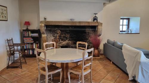 Villeneuve House | L'Oustalou - WIFI - Jardin - Campagne