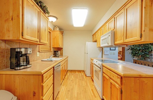 Branson West Cabin | L004, 4Br, 4Ba Refreshing Roark Creek Cabin