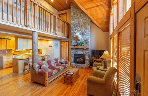 Branson West Cabin | L016, 4Br, 4Ba Beautiful Roark Creek Cabin