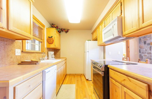Branson West Cabin | L016, 4Br, 4Ba Beautiful Roark Creek Cabin