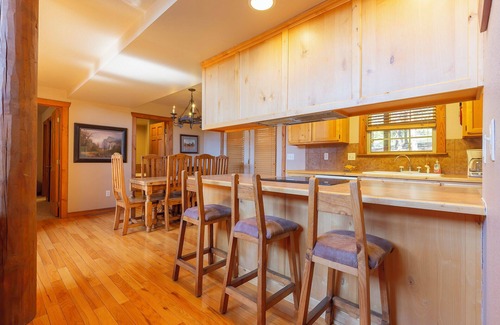 Branson West Cabin | L016, 4Br, 4Ba Beautiful Roark Creek Cabin
