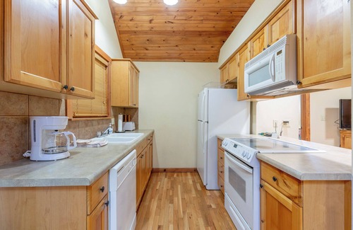 Branson West Cabin | L043, 2-Bedroom Luxury Cabin Nestled in the Woods