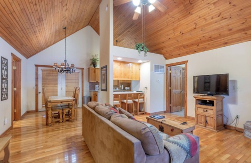 Branson West Cabin | L043, 2-Br Luxury Cabin: Book 3+ Nights This September & Save! SEE DESC. BELOW