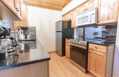 Reeds Spring Cabin | L069, Lakeside Delight 2Br Lakefront Cabin