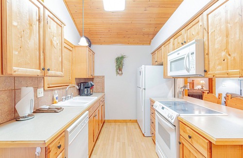 Reeds Spring Cabin | L093, 2Br Cabin, Pets; Getaway for Less – 15% Off 3+ Nts SEE DESC. BELOW