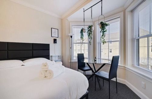 East Stroudsburg Apartment | L305 · The Lack -Double Queen Bay Suite - B05