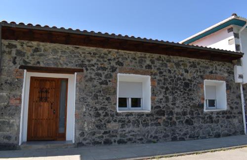 Ramales de la Victoria Apartment | La Antigua Cuadra es un alojamiento de piedra y altos techos de madera con mucho encanto, jardín privado con barbacoa y acceso al río Asón