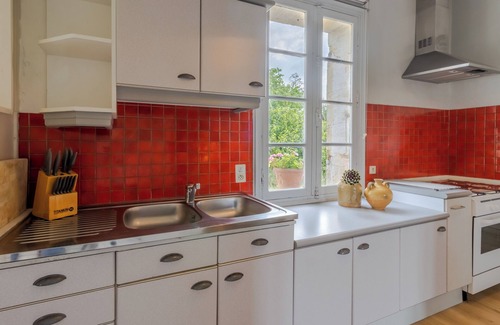 La Boissiere-d’Ans House | La Barge – Charming Apartment with Shared Pool in the Heart of the Château