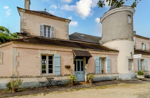 La Boissiere-d’Ans House | La Barge – Charming Apartment with Shared Pool in the Heart of the Château