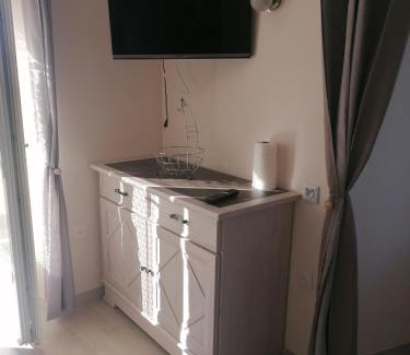 Vic-sur-Cere Apartment | La basse-cour