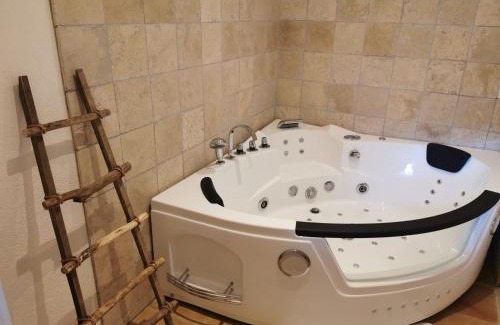 Salernes Apartment | La Bastide du Capelier - Gîte pour 4 personnes avec baignoire balnéothérapie