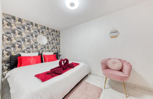 Morangis Apartment | La belle Hirondelle - Love Room Jacuzzi