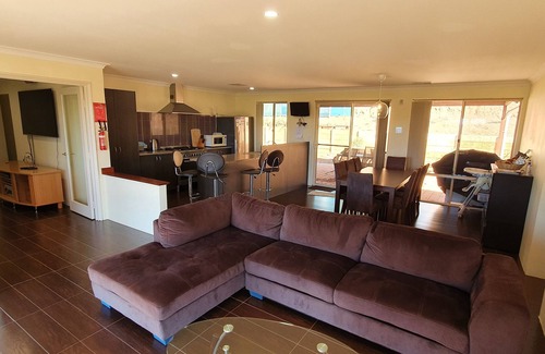 Lower Chittering House | La Belle Vue - Peaceful family retreat