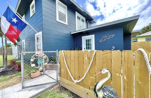Aransas Pass House | ★ La Buena Pescada 🎣 Coastal Cottage 3 Bedroom 2 Bath, Gated Yard, Boat Parking