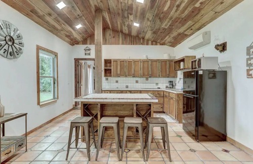 Hutto Cabin | La Cabaña - Kid friendly home by Kalahari Resort.
