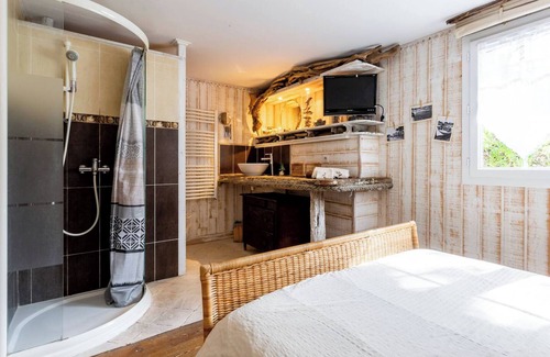 Cap-Ferret Bed & Breakfast | La Cabane de Bébert: Guest Room 'Marie En Lys' with Shared Terrace and Wi-Fi