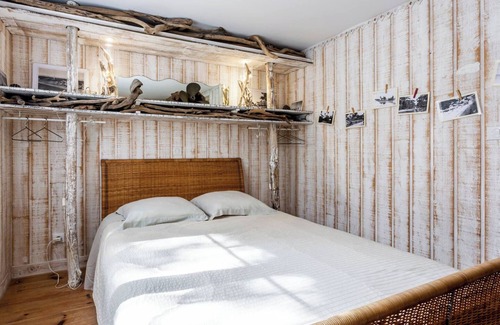 Cap-Ferret Bed & Breakfast | La Cabane de Bébert: Guest Room 'Marie En Lys' with Shared Terrace and Wi-Fi