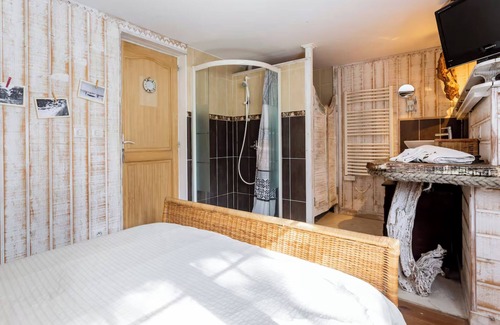 Cap-Ferret Bed & Breakfast | La Cabane de Bébert: Guest Room 'Marie En Lys' with Shared Terrace and Wi-Fi