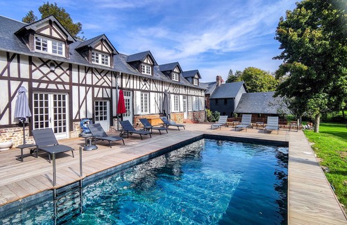 Triqueville House | La Campagne Normande Chic Avec Rivière et Tennis