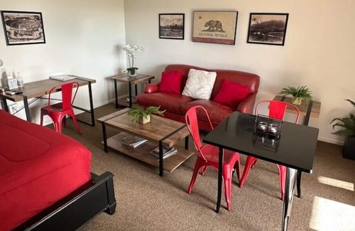La Canada Flintridge Apartment | La Cañada studio with private patio and view