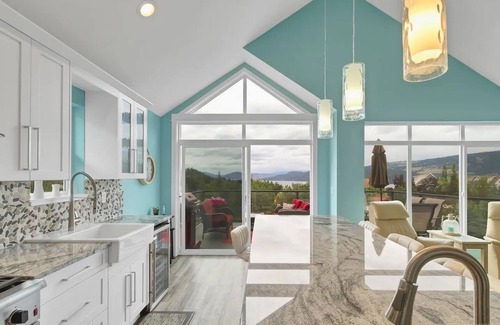 Central Okanagan House | La Casa Cottage Beach Vibe, Entire Home Lake Views