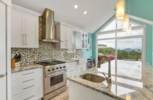 Central Okanagan House | La Casa Cottage Beach Vibe, Entire Home Lake Views