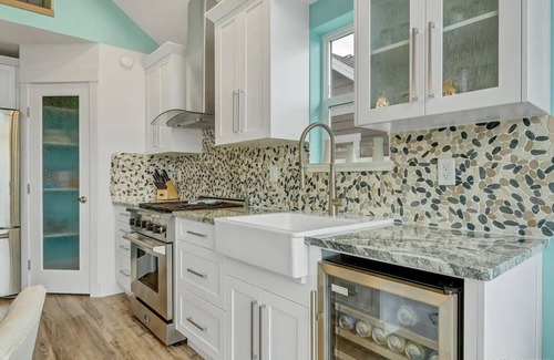 Central Okanagan House | La Casa Cottage Beach Vibe, Entire Home Lake Views