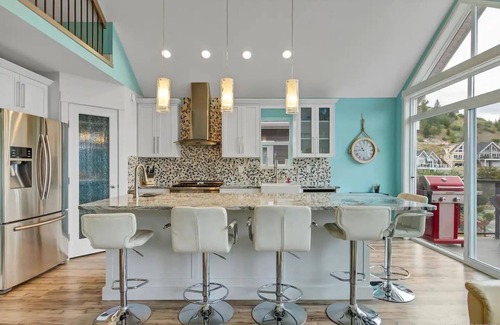 Central Okanagan House | La Casa Cottage Beach Vibe, Entire Home Lake Views