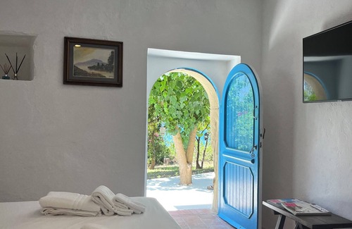 Capo d'Orlando Bed & Breakfast | La Casa del Nespolo Exclusive Country Suites w/Seaview Pool, Sunset Terrace&RHIB