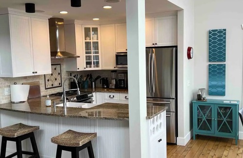 Central Okanagan Cottage | La Casa Resort - Lakefront Private Cottage