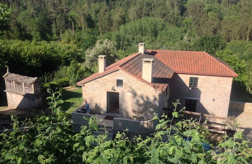 Callobre House | La Casa Roxa (1), traditional country house 12 kms. from the Galician coast