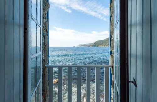 Pino House | La Casette a charming house feet in the water